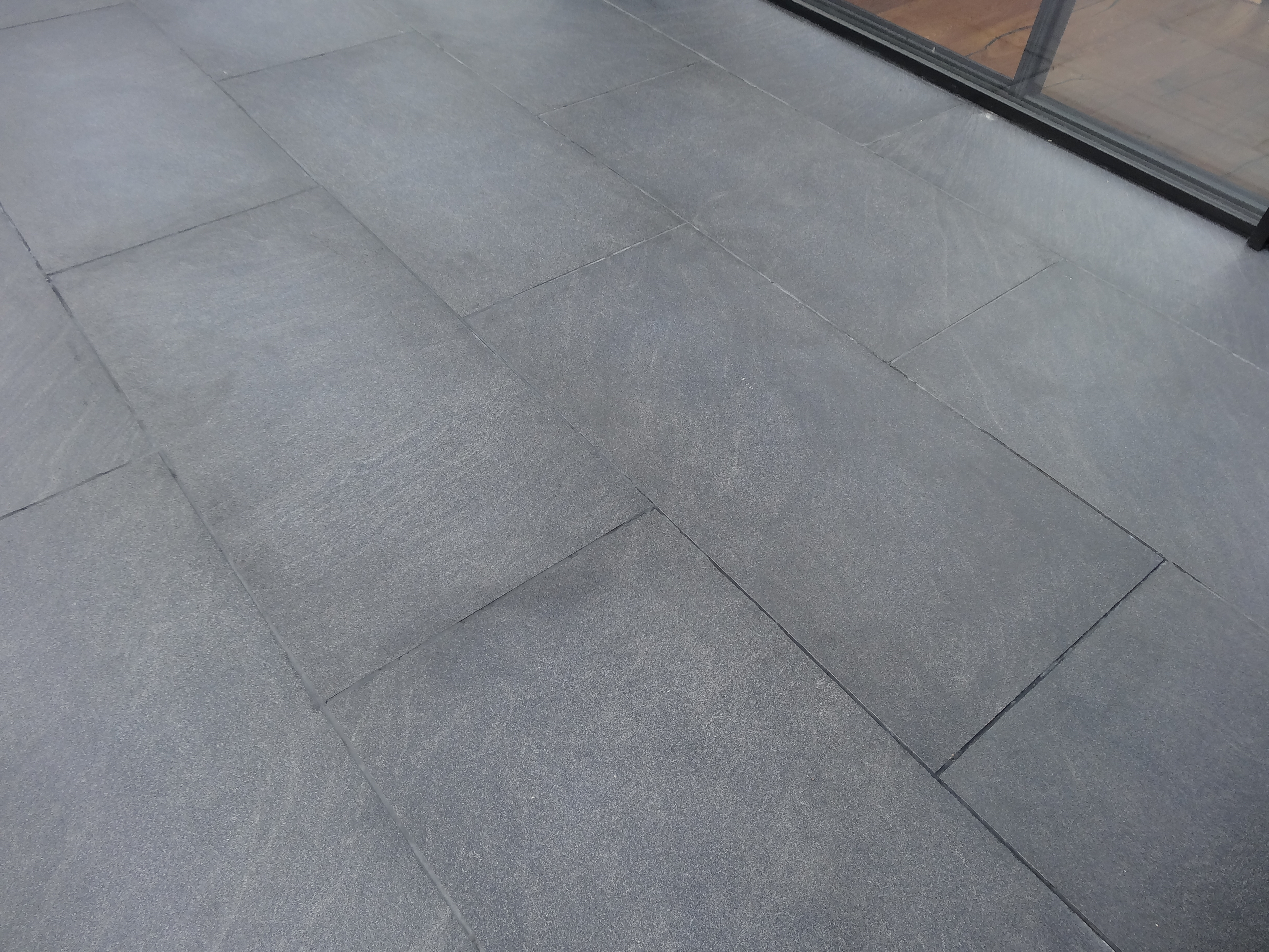 Coursed staggered bond paving